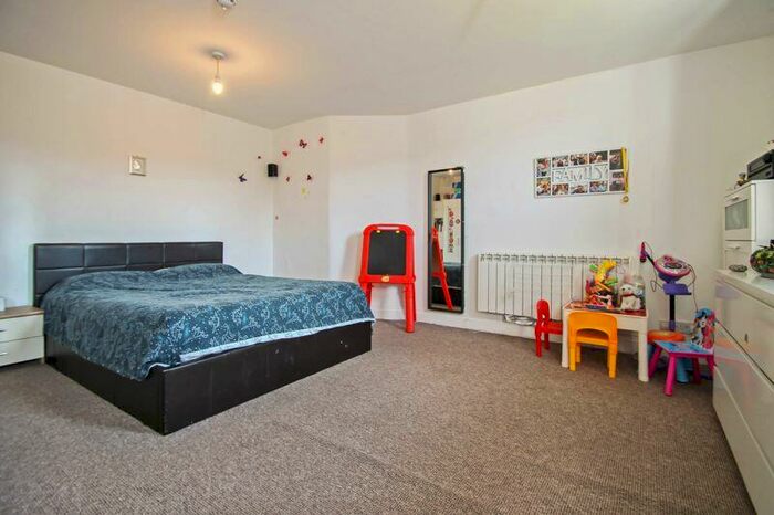 1 Bedroom Flat To Rent In Nower Hill, Pinner, HA5