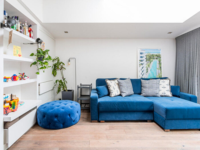 2 Bedroom Flat For Sale In Mackenzie Road, London, N7