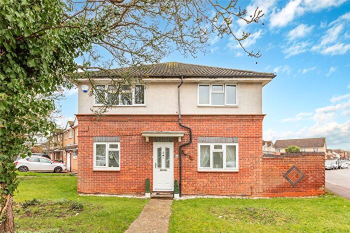 2 Bedroom Maisonette For Sale In Pickwick Close, Laindon, Basildon, Essex, SS15
