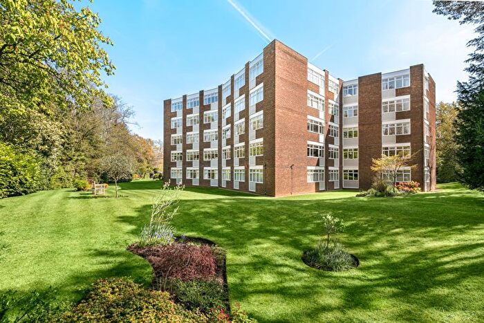 2 Bedroom Flat For Sale In Station Avenue, Walton-On-Thames, KT12