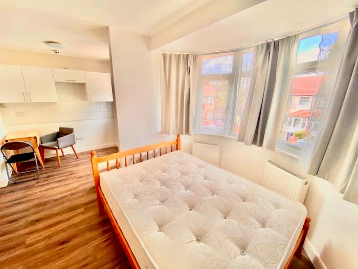 Studio To Rent In Devon Close, Perivale, UB6