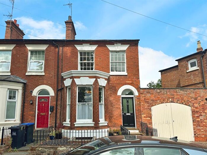 3 Bedroom End Of Terrace House For Sale In Broad Street, Warwick, CV34