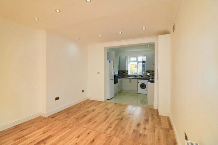 2 Bedroom Flat To Rent In Woodfield Avenue, London, SW16