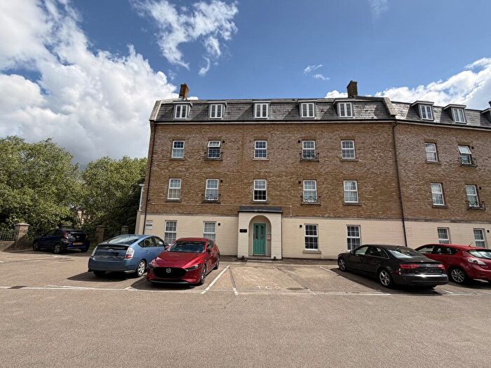 2 Bedroom Apartment For Sale In The Chestnuts, Haydon End, Swindon, SN25