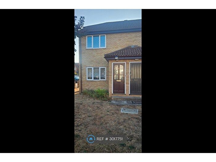 1 Bedroom Flat To Rent In Moorland Court, Worcester Park, KT4