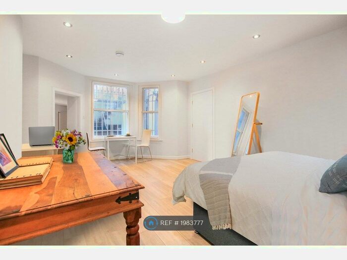 Studio To Rent In Warwick Road, London, SW5