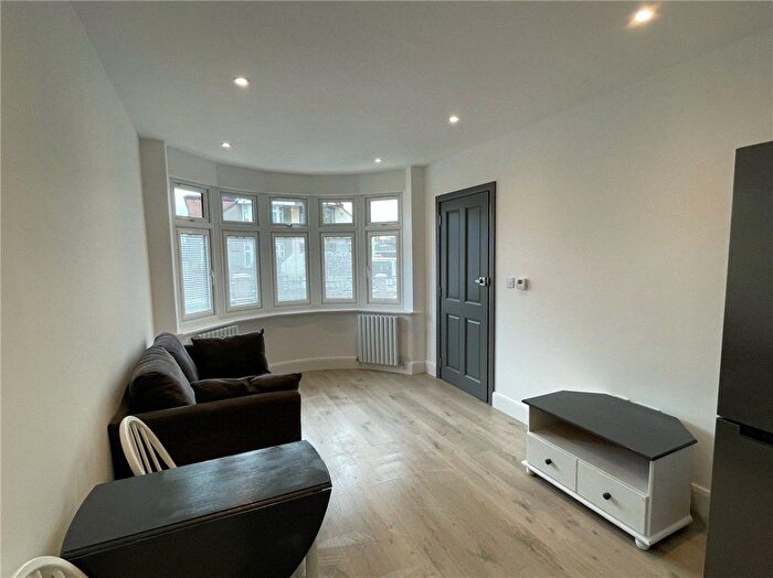 1 Bedroom Flat To Rent In Chester Avenue, Twickenham, TW2