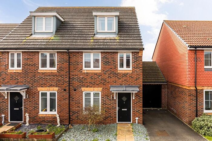 3 Bedroom Semi Detached House For Sale In Clover Fields, Didcot, OX11