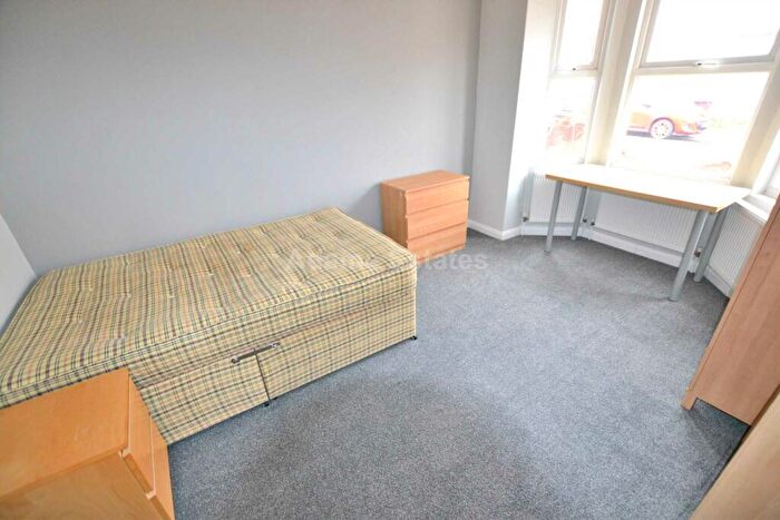 6 Bedroom Terraced House To Rent In Grange Ave, Reading, RG6