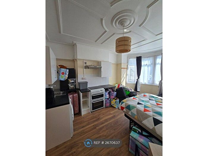 Studio To Rent In Berkshire Gardens, London, N13