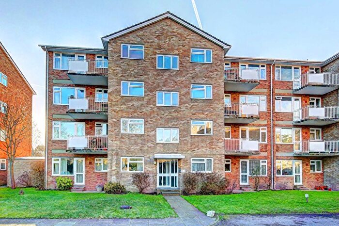 1 Bedroom Flat To Rent In Elton Close, Hampton Wick, KT1