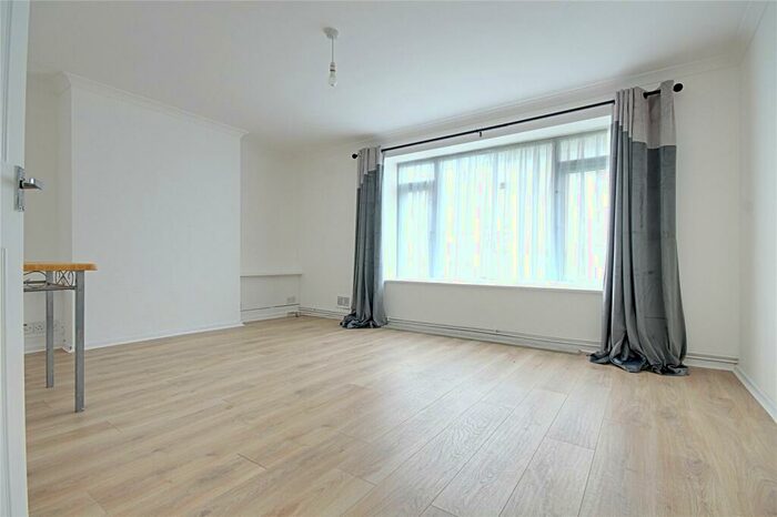 3 Bedroom Flat To Rent In Hoe Lane, Enfield, Greater London, EN3