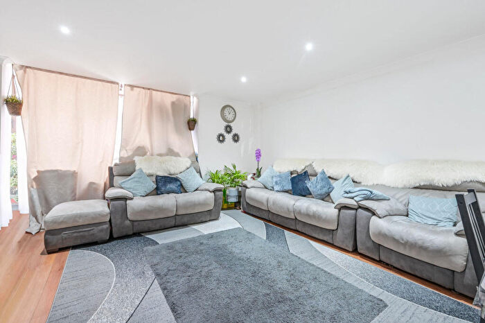 2 Bedroom Flat For Sale In Cumberland Mills Square, Docklands, London, E14