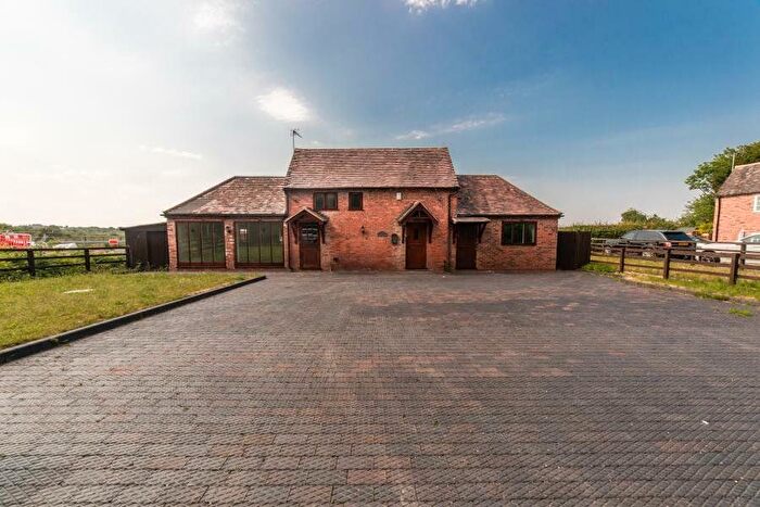 3 Bedroom Barn Conversion To Rent In St. Peters Lane, Bickenhill, Solihull, West Midlands, B92