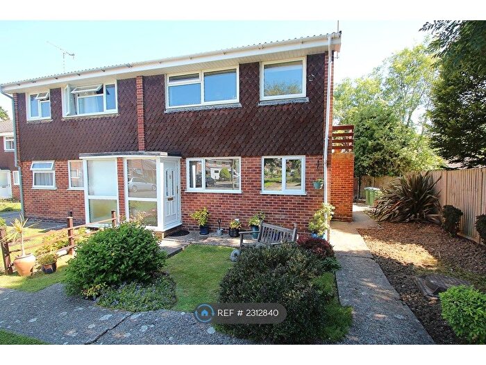 2 Bedroom Flat To Rent In The Cloisters, Fareham, PO15