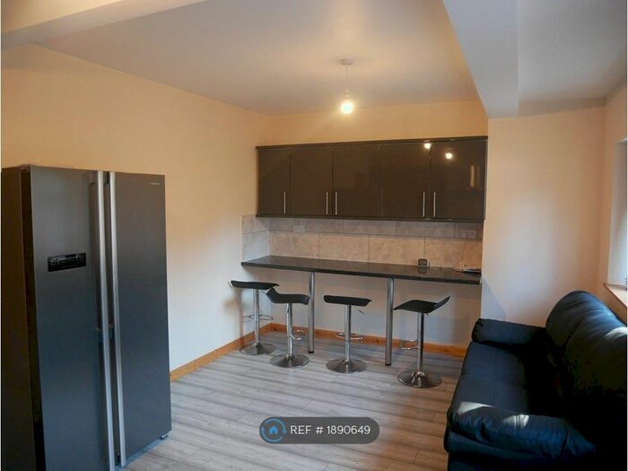 4 Bedroom Semi-Detached House To Rent In Gainsborough Road, Leicester, LE2