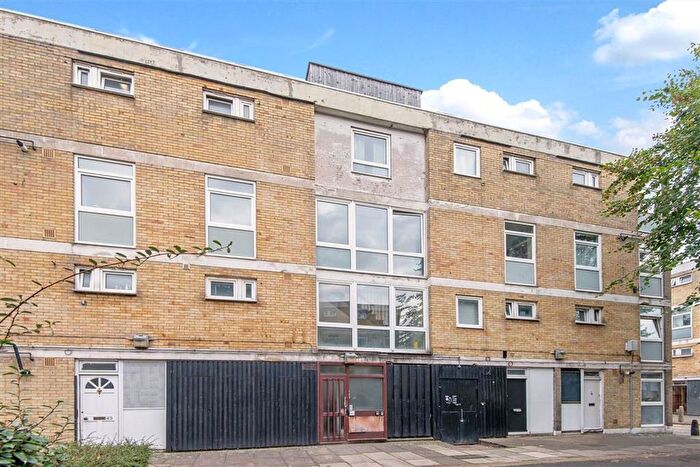 3 Bedroom Maisonette To Rent In Tomlinson Close, Bethnal Green, E2