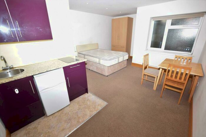 Flat To Rent In Sunny Gardens Road, Hendon, NW4