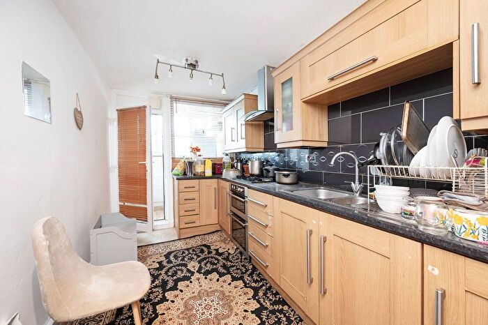 2 Bedroom Flat To Rent In Brenthouse Road, Hackney, London, E9