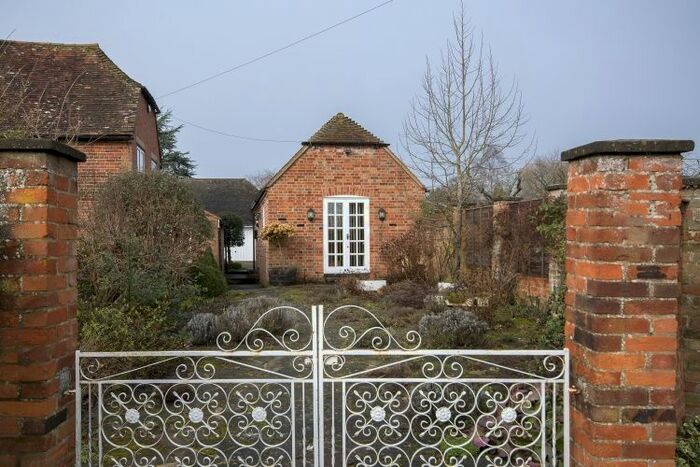 1 Bedroom Flat To Rent In The Avenue, Worminghall, Aylesbury, HP18