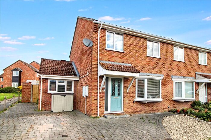 3 Bedroom Semi Detached House For Sale In Druce Way, Thatcham, Berkshire, RG19