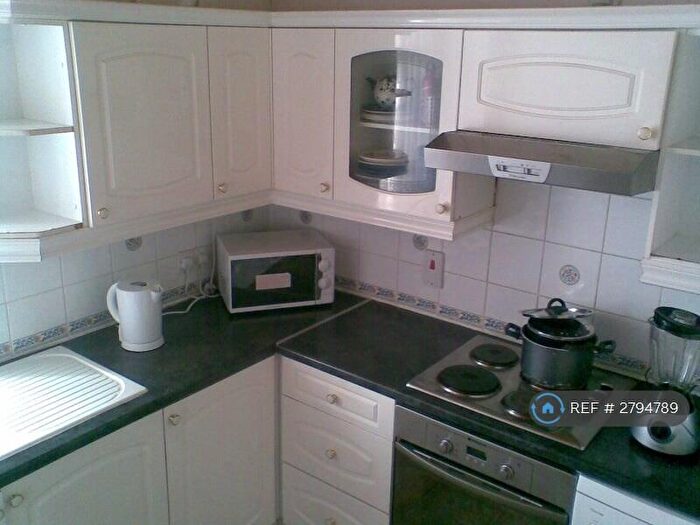 2 Bedroom Flat To Rent In Broomlands Street, Paisley, PA1