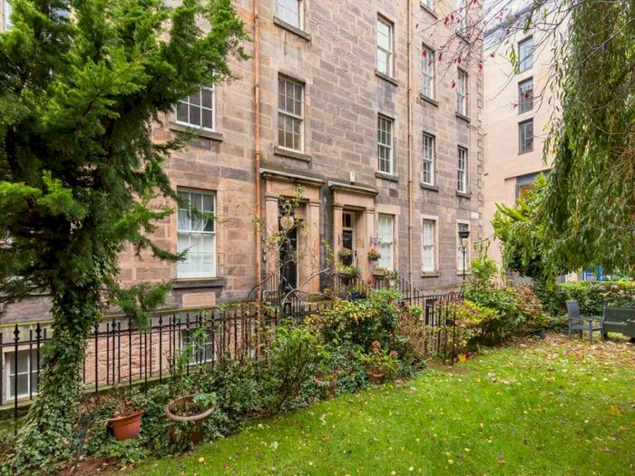 3 Bedroom Flat To Rent In St James Square, City Centre, Edinburgh, EH1