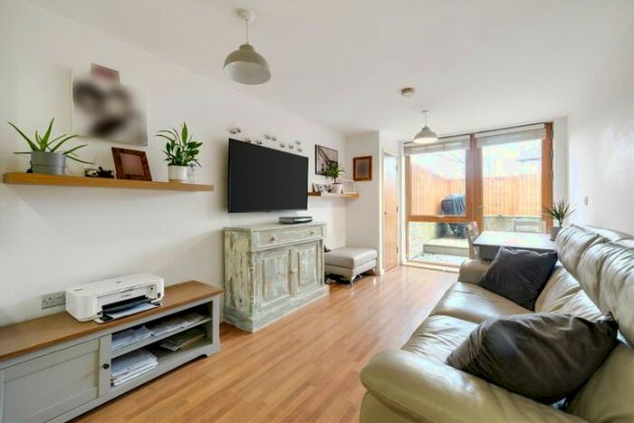 1 Bedroom Flat To Rent In Lower Richmond Road, Richmond, TW9