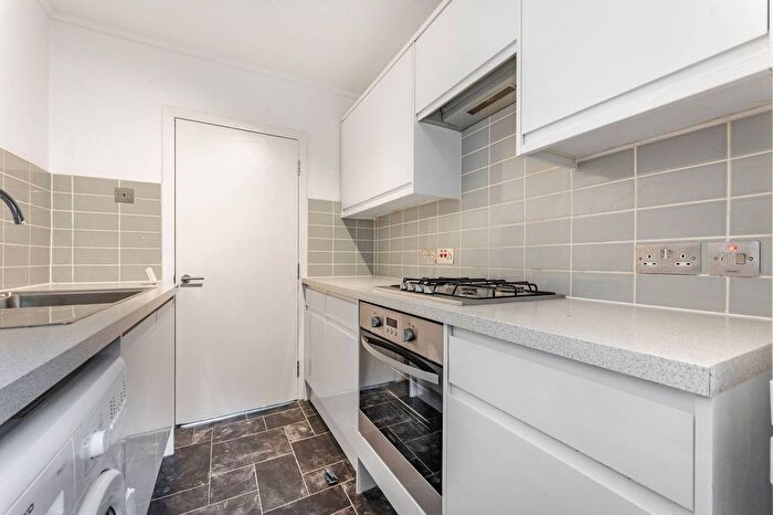 3 Bedroom Flat To Rent In Thorncroft Street, Nine Elms, London, SW8