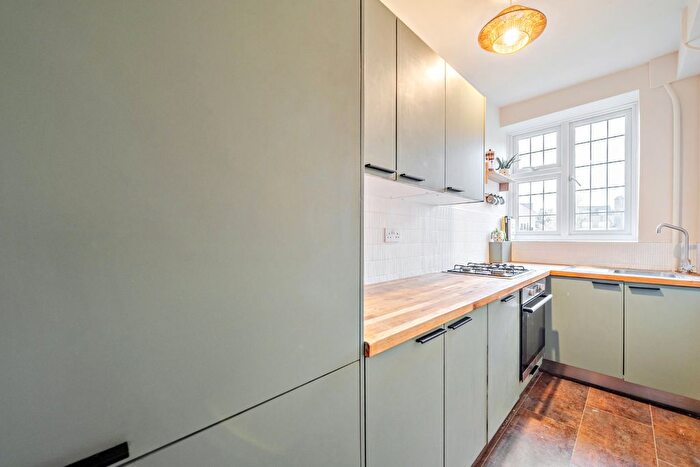2 Bedroom Flat For Sale In Leigham Court Road, Streatham Hill, London, SW16