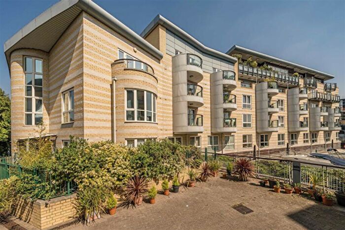 2 Bedroom Flat To Rent In Marina Place, Hampton Wick, KT1