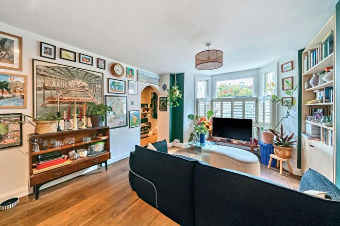 2 Bedroom Flat For Sale In Eastlake Road, Camberwell, London, SE5