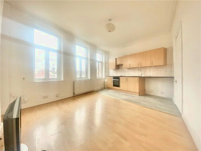 3 Bedroom Flat To Rent In York Street, Twickenham, TW1
