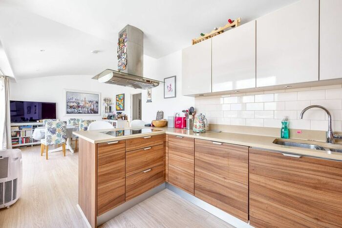 2 Bedroom Flat To Rent In Bromyard Avenue, Acton, London, W3