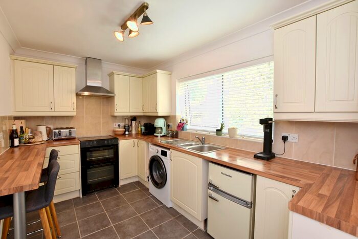 2 Bedroom Flat To Rent In Grandfield Avenue, Watford, WD17