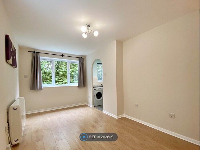 1 Bedroom Flat To Rent In Blackdown Close, London, N2