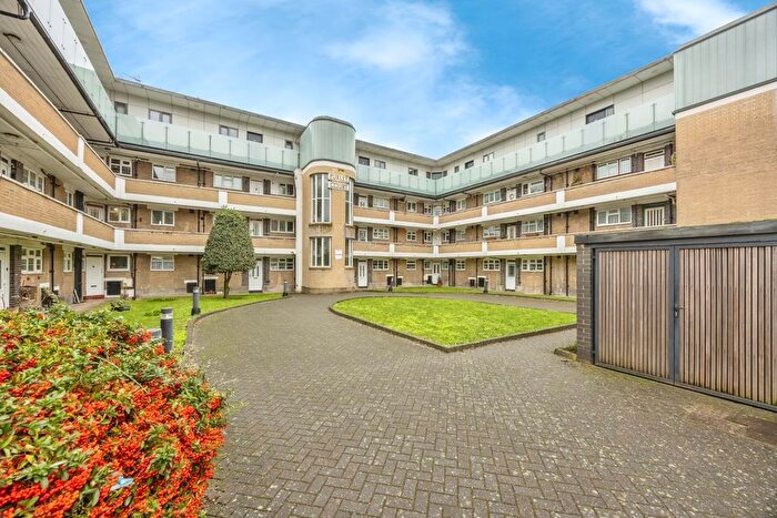 2 Bedroom Flat For Sale In Brighton Road, Purley, Surrey, CR8