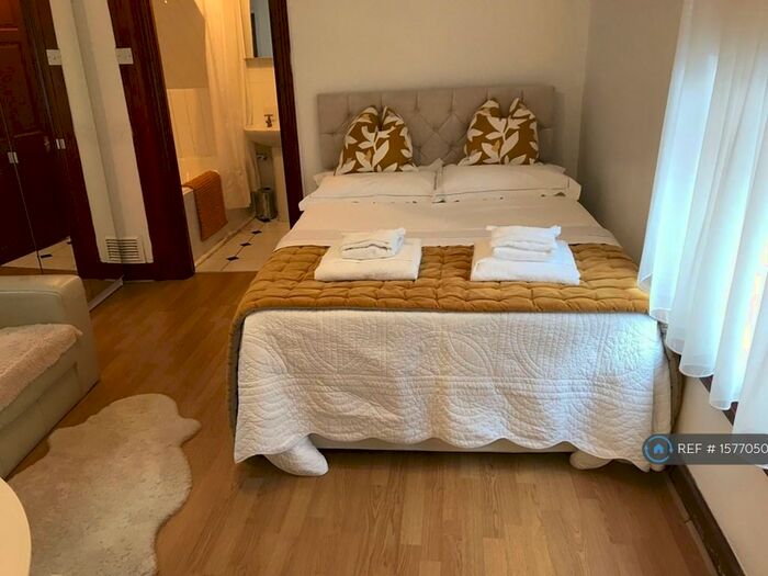 Studio To Rent In Glycena Road, London, SW11