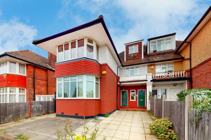 3 Bedroom Flat To Rent In Finchley Road, Golders Green, NW11