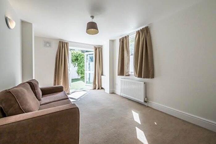 1 Bedroom Flat To Rent In Stowe Road, Shepherds Bush, W12