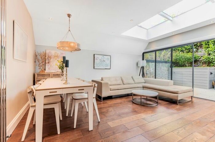 2 Bedroom Flat To Rent In Netherwood Road, London, W14