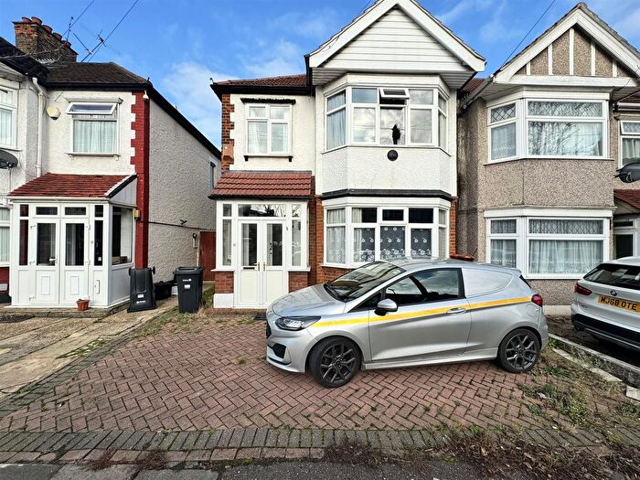 3 Bedroom End Of Terrace House To Rent In Springfield Drive, Ilford, IG2