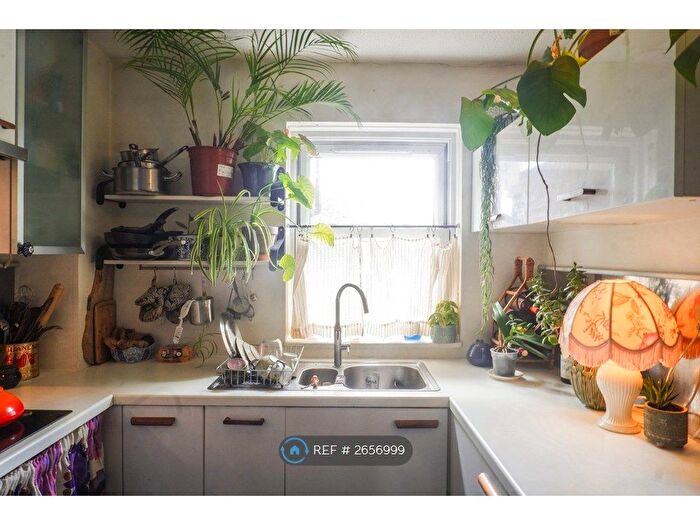 1 Bedroom Flat To Rent In Victoria Park Court, London, E9