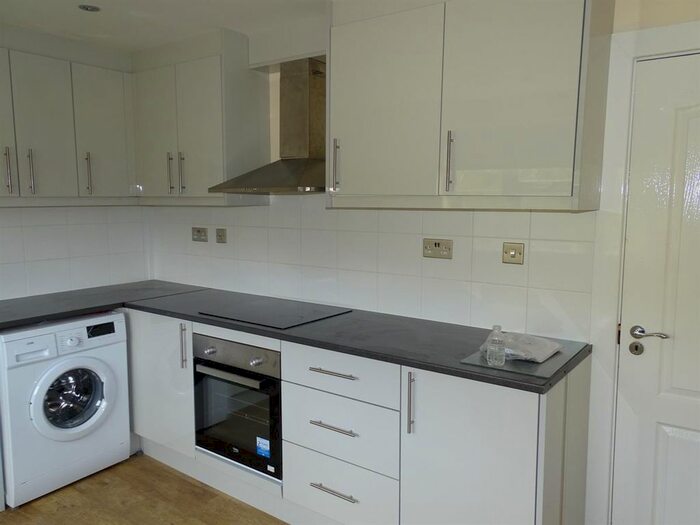 2 Bedroom Flat To Rent In Abbotswood Way, Hayes, UB3