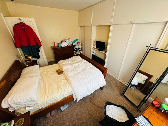 4 Bedroom Semi Detached House For Sale In Norbury Hill, London, SW16