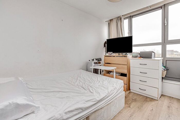 2 Bedroom Flat To Rent In Courtenay House, New Park Road, SW2