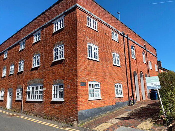 2 Bedroom Flat To Rent In Bear Lane, Farnham, GU9
