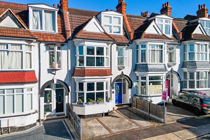 4 Bedroom Terraced House For Sale In Oakleigh Park Drive, Leigh-On-Sea, SS9
