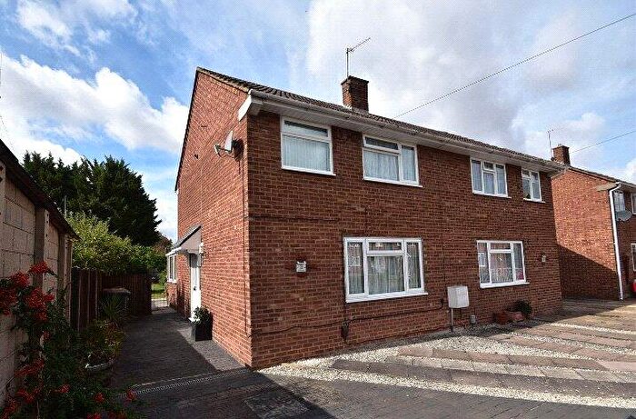 3 Bedroom Semi-Detached House For Sale In Tudor Close, Barton-le-Clay, Bedford, Bedfordshire, MK45