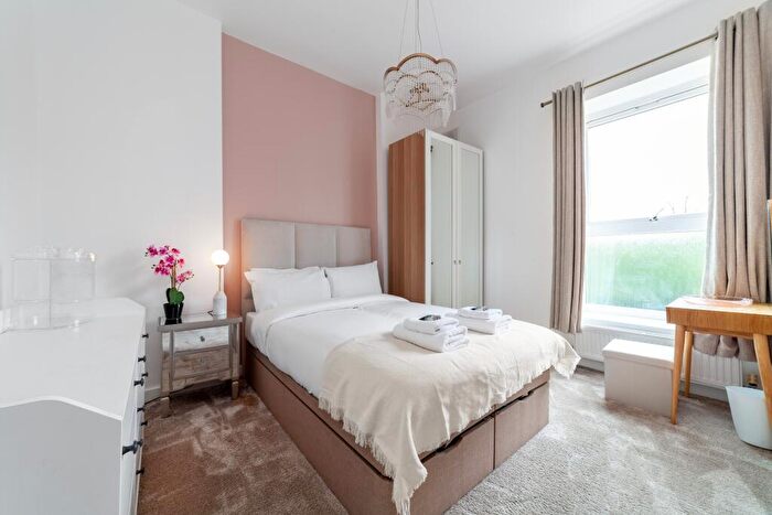 2 Bedroom Flat To Rent In Auckland Hill, West Norwood, London, SE27